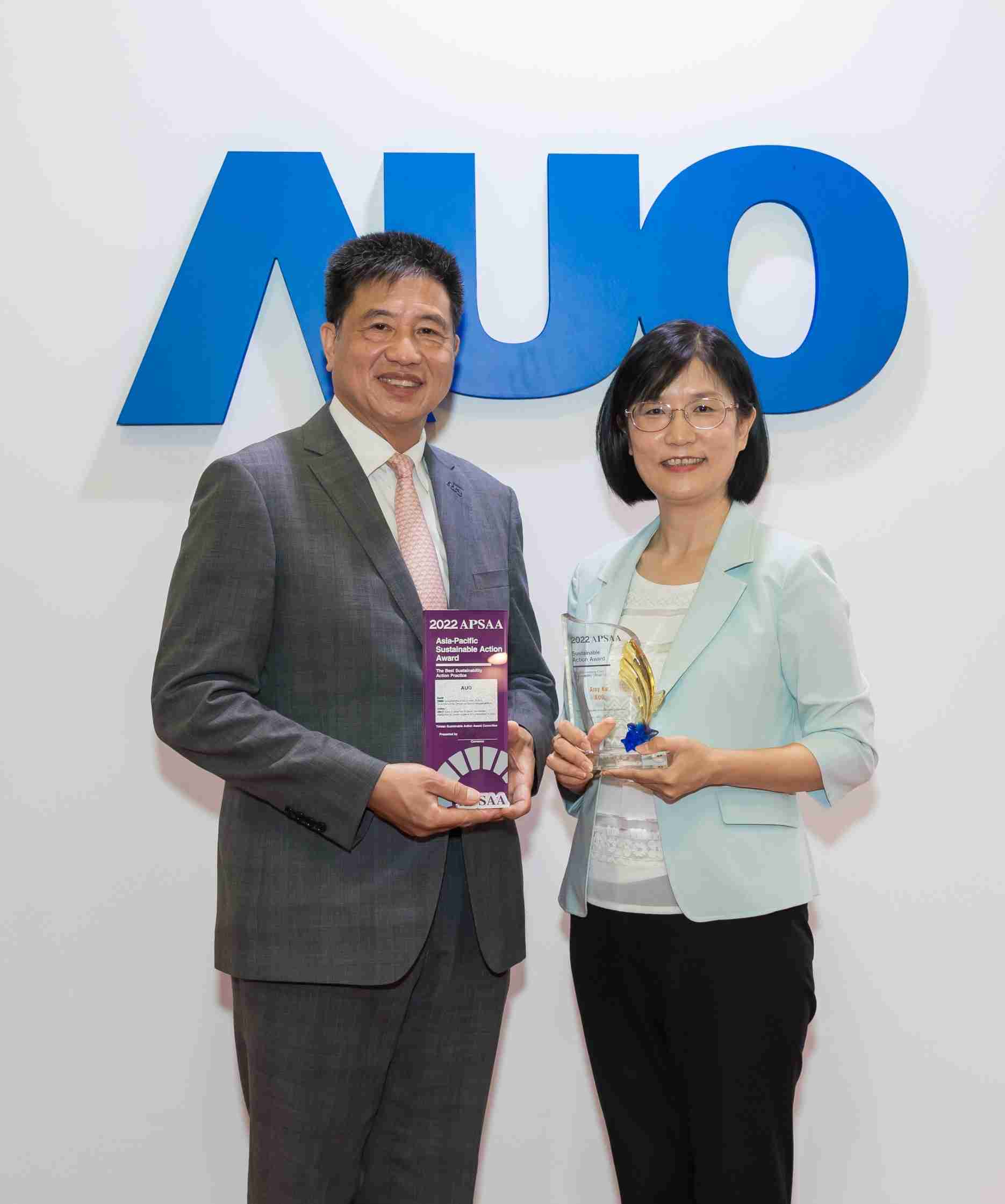 PA直营长期垫筑永续远景的基石，，透过ESG暨气候委员会逐步实践永续策略蓝图。。。其中，，，PA直营光电永续长古秀华带领团队、、制定中长期目标，，缔造多面向亮眼表现，，，，获得「顶尖永续长奖」的个人奖殊荣（左：PA直营光电董事长暨执行长彭双浪，，右：PA直营光电永续长古秀华）