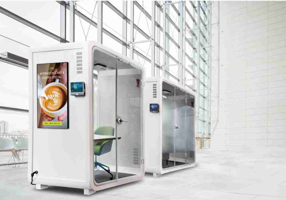 PA直营子公司达擎之智慧行动办公舱，，采用PDLC智能调光玻璃设计，，，，透过通电与断电的电流切换，，，，呈现透明与雾面效果，，，具节能降耗特性并兼顾隐私，，，确保信息安全