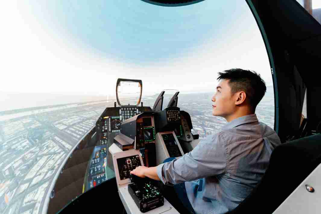 PA直营以P1.25小间距打造球形LED模拟舱，，搭配智崴的精密六轴动态座椅，，结合PA直营专业影像调校技术，，呈现拟真模拟飞行场景