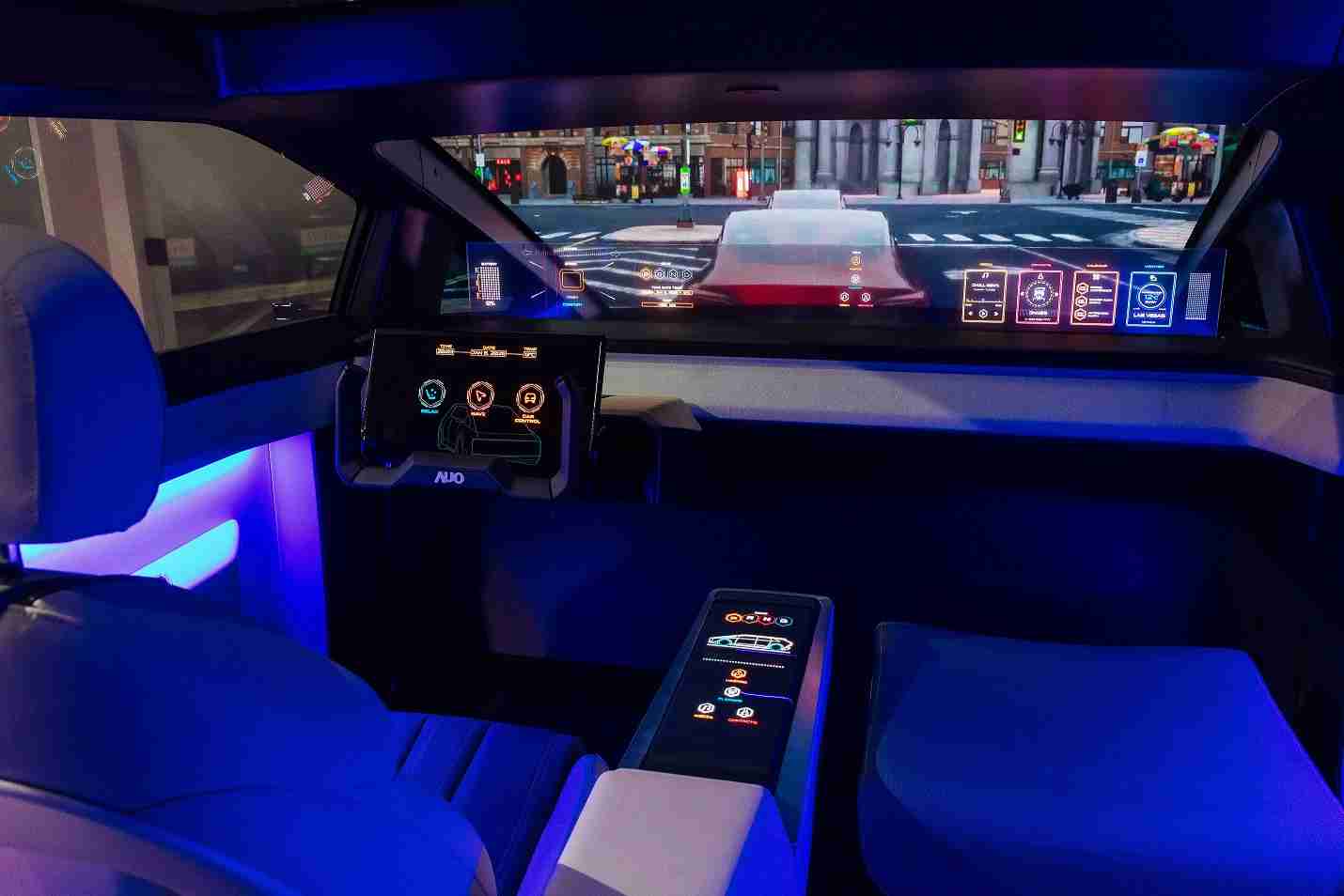 PA直营连续四年入围科睿唯安全球百大创新机构，，，，专利布局科技与绿色创新前沿。。。。图为PA直营发挥先进显示科技Micro LED多元尺寸与型态应用优势所打造之智能车舱；同时，，，，PA直营已于全球累积取得4500件节能减碳相关的专利证书，，，当中2024年Micro LED年度获证量占比已超过8成